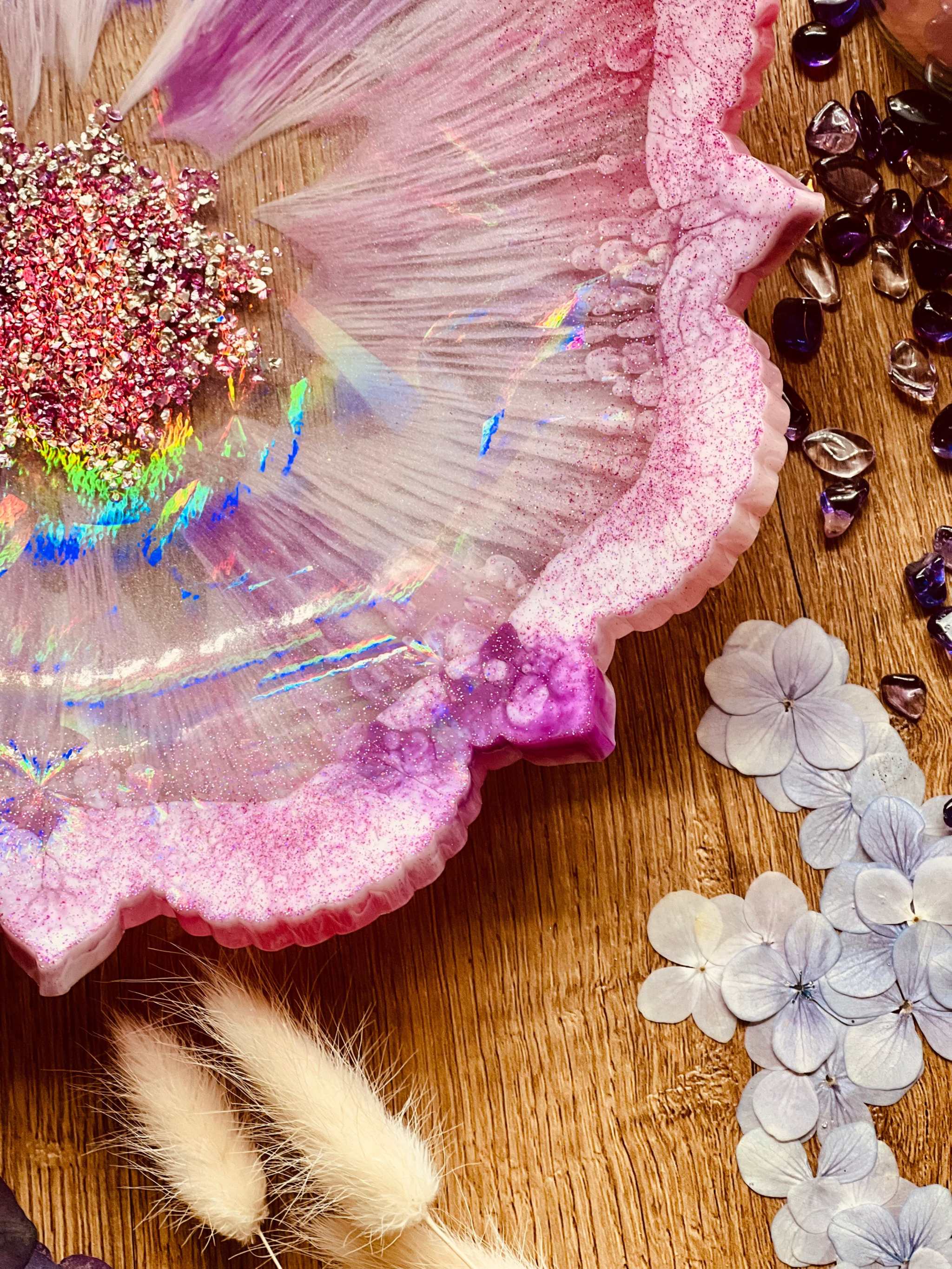 Handgemachte pinke Schale aus Resin mit silbernen Details und holographischer Oberfläche, 26 cm Durchmesser, dekoratives Unikat
