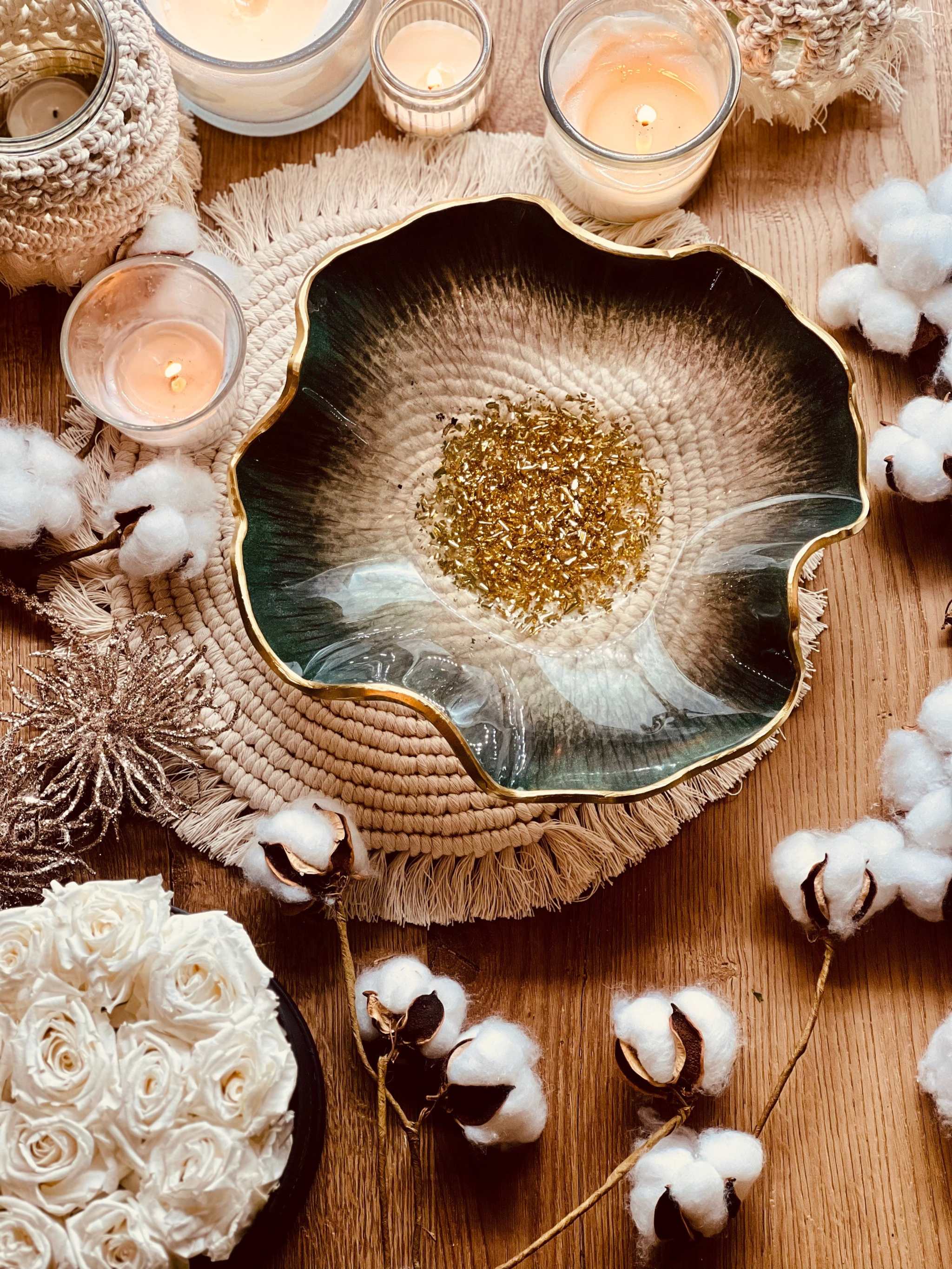 Handgemachte Schale aus Resin mit goldfarbenem Muster als dekoratives Unikat in verschiedenen Größen