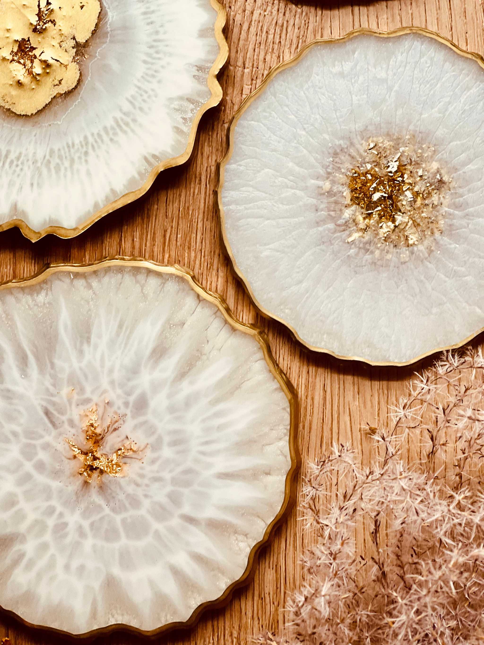 6 handgemachte Untersetzer aus Resin in Weiß mit goldenen Details, Durchmesser 12 cm