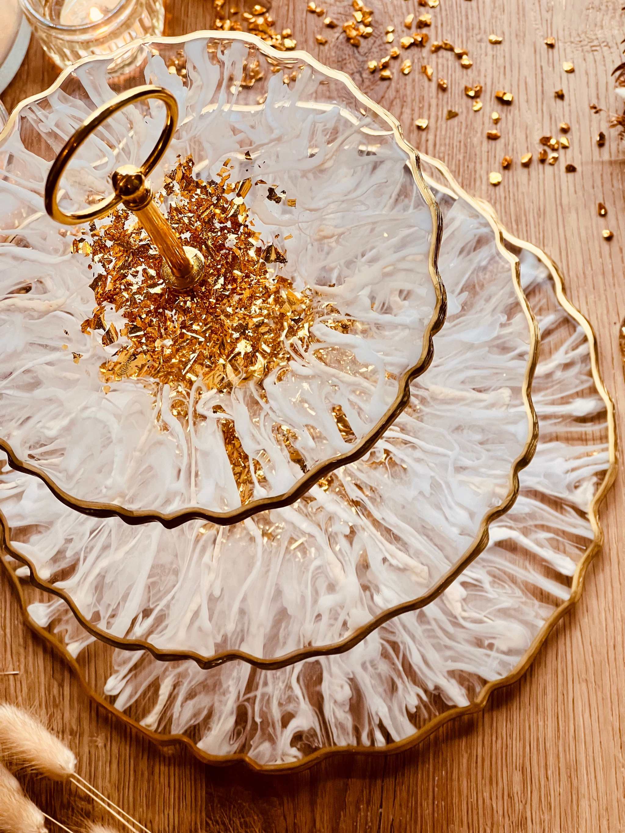 handgefertigtes Deko Set aus Epoxidharz mit dreistufiger Etagere in Weiß-Gold mit 3D-Streifenmuster und goldenen Akzenten