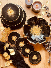 handgemachte schwarze Deko Sets aus Resin mit goldenen Akzenten auf Holzuntergrund
