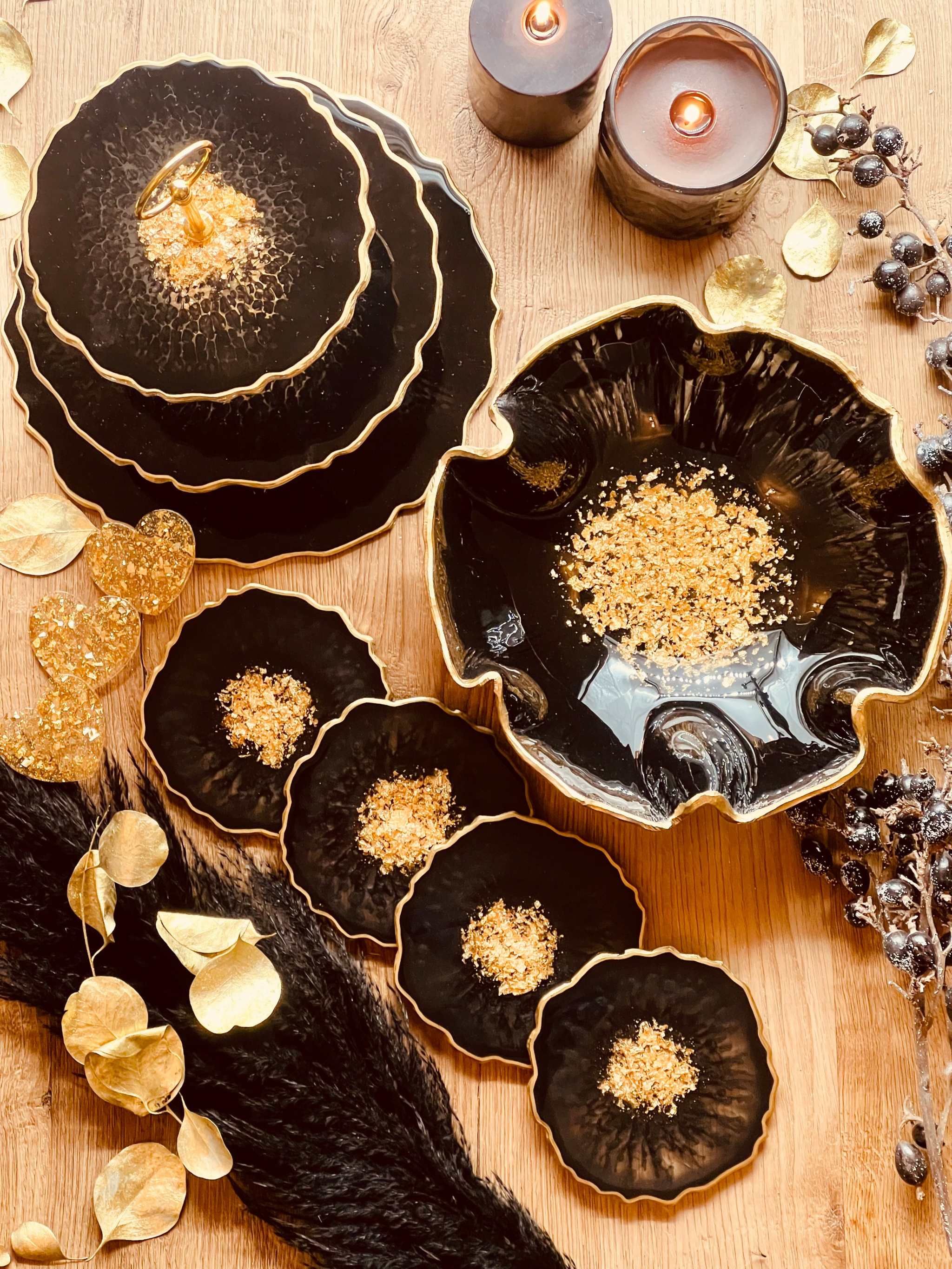handgemachte schwarze Deko Sets aus Resin mit goldenen Akzenten auf Holzuntergrund