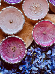Handgemachte Schmuckschalen aus Resin in Rosa- und Pinktönen mit silbernem Rand und einzigartigem Design