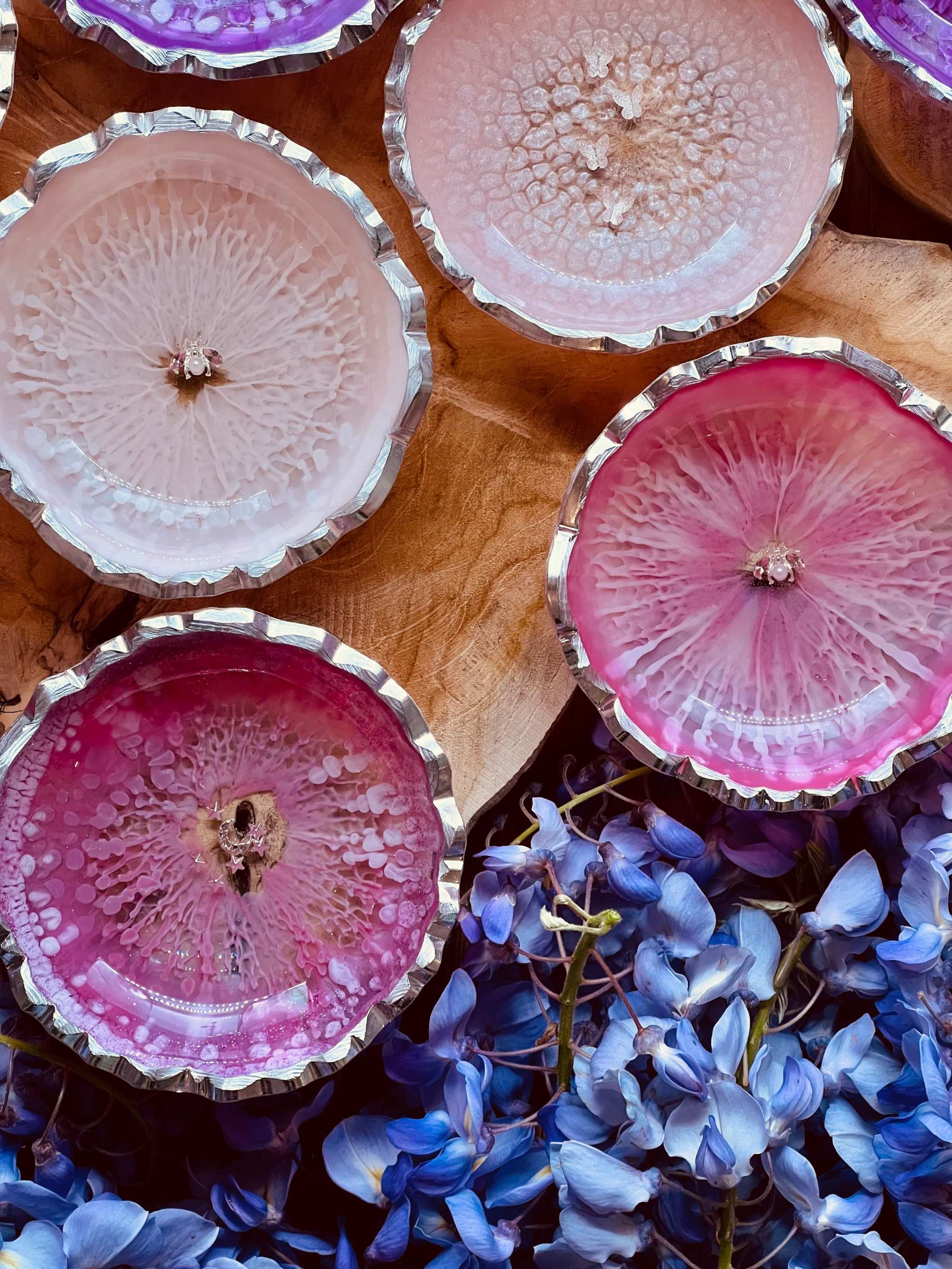 Handgemachte Schmuckschalen aus Resin in Rosa- und Pinktönen mit silbernem Rand und einzigartigem Design