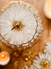 Deko Set aus handgefertigtem Epoxidharz mit 3D Weiß-Gold Muster und glänzenden goldenen Akzenten, edle Etagere auf Holztisch mit Kerzenlicht