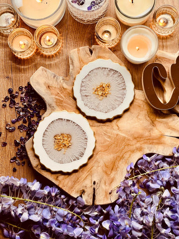 2 coasters made of resin in white with gold