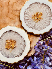 kunstvolle handgemachte weiße Resin Untersetzer mit goldenen Details und Blumenarrangement