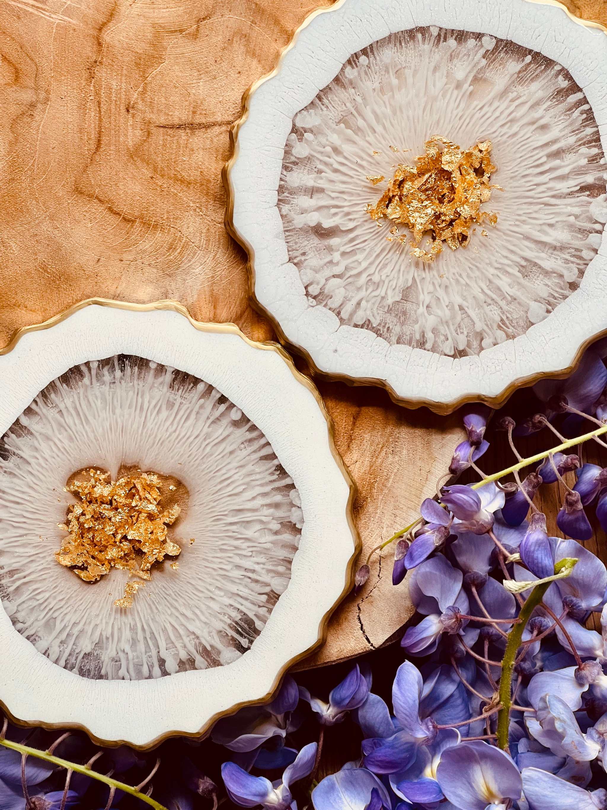 kunstvolle handgemachte weiße Resin Untersetzer mit goldenen Details und Blumenarrangement