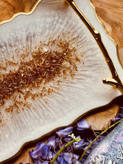 Tablett aus Resin handgefertigt mit goldenem Rand und dekorativen Details als Unikat