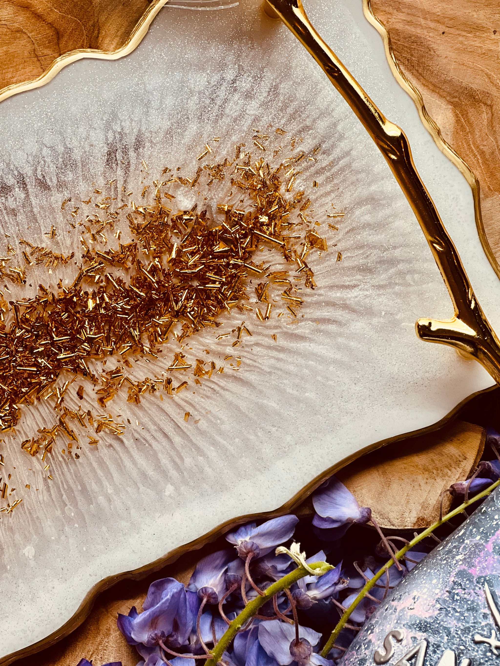 Tablett aus Resin handgefertigt mit goldenem Rand und dekorativen Details als Unikat