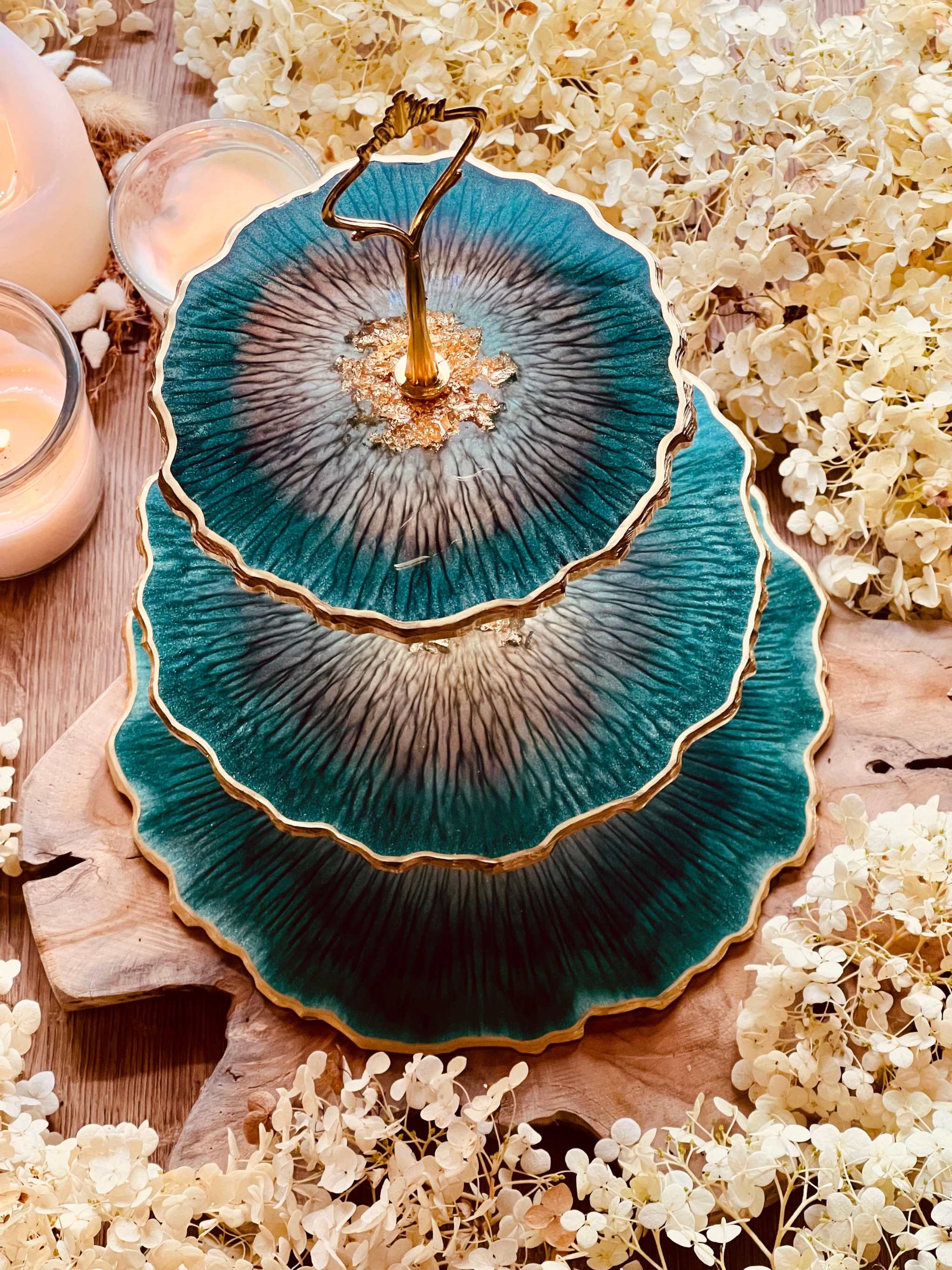 dreistöckige etagere aus resin mit unregelmäßiger geschwungener form und goldenen kanten handgefertigt als individuelle tischdekoration