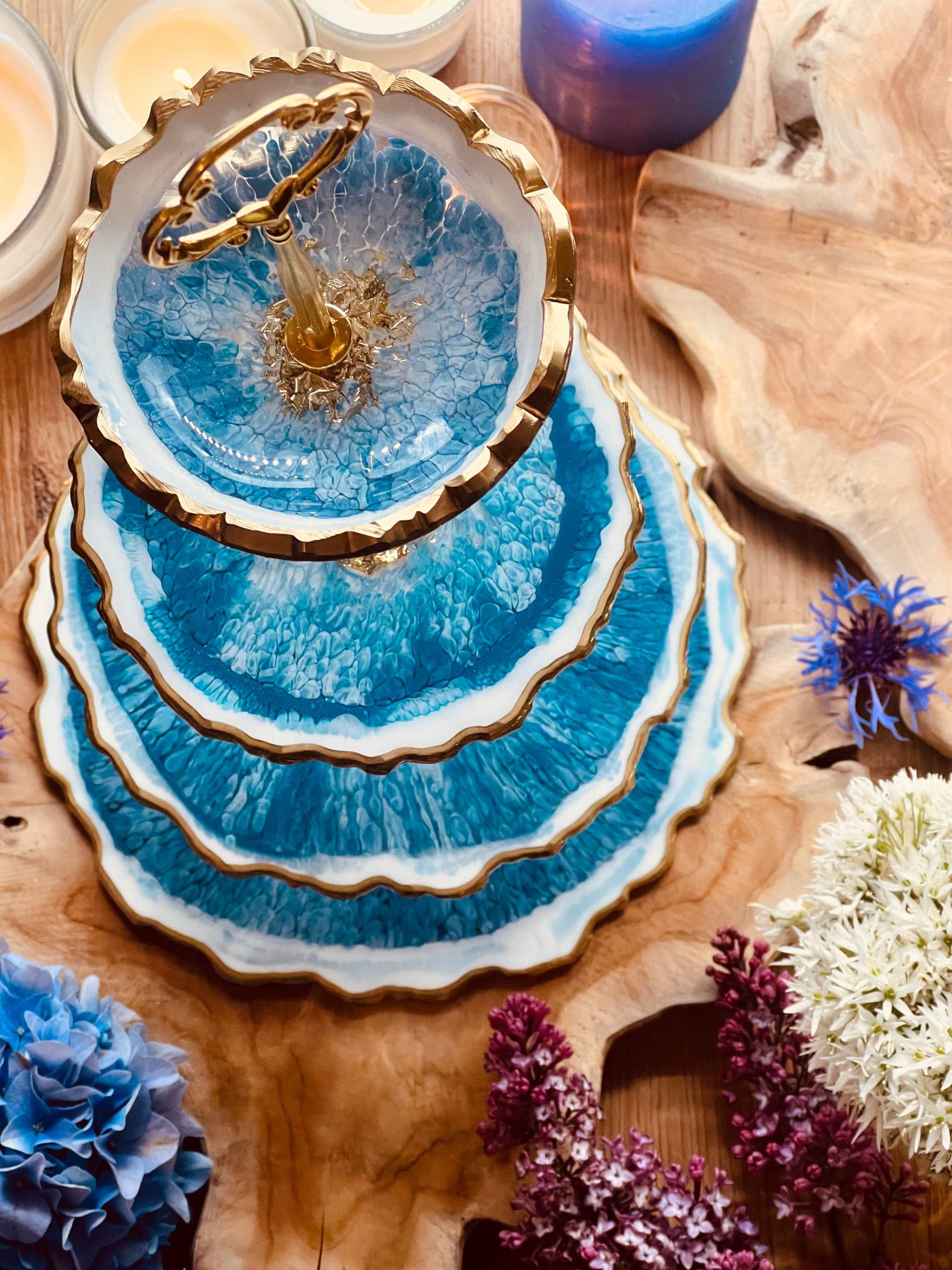 Vierstöckige handgemachte Etagere aus blauem Resin mit goldfarbenem Rand als elegante Tischdekoration