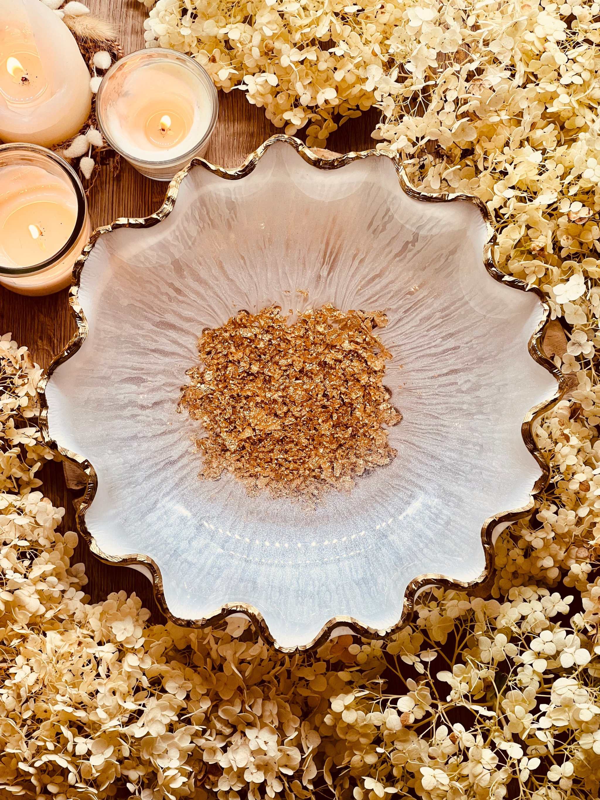 Handgemachte Schale aus Resin mit goldfarbenem Rand und Deko im Wohn- und Esszimmer