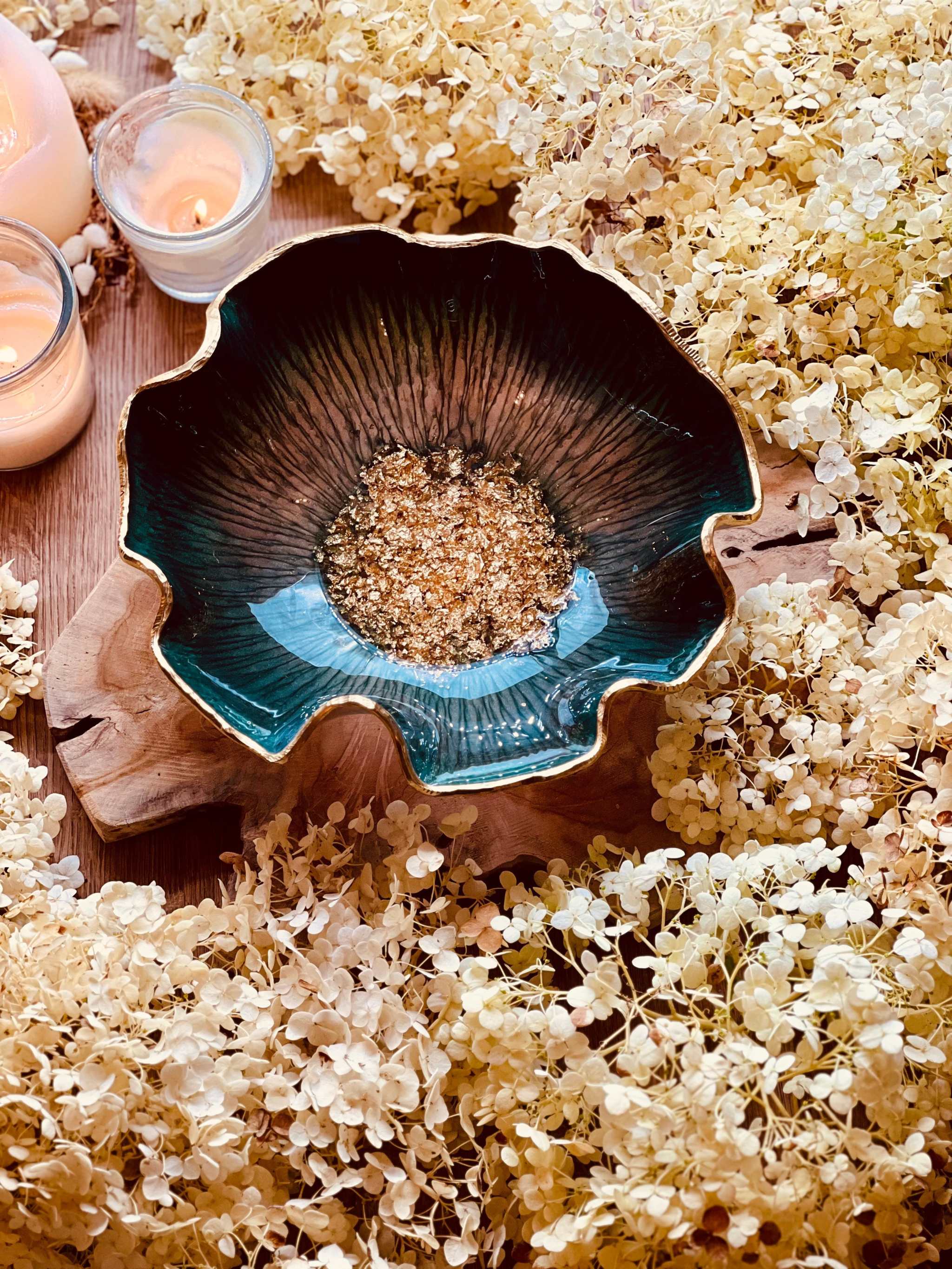 handgemachte schalen aus resin in blütenförmigem design als dekoratives unikatelement