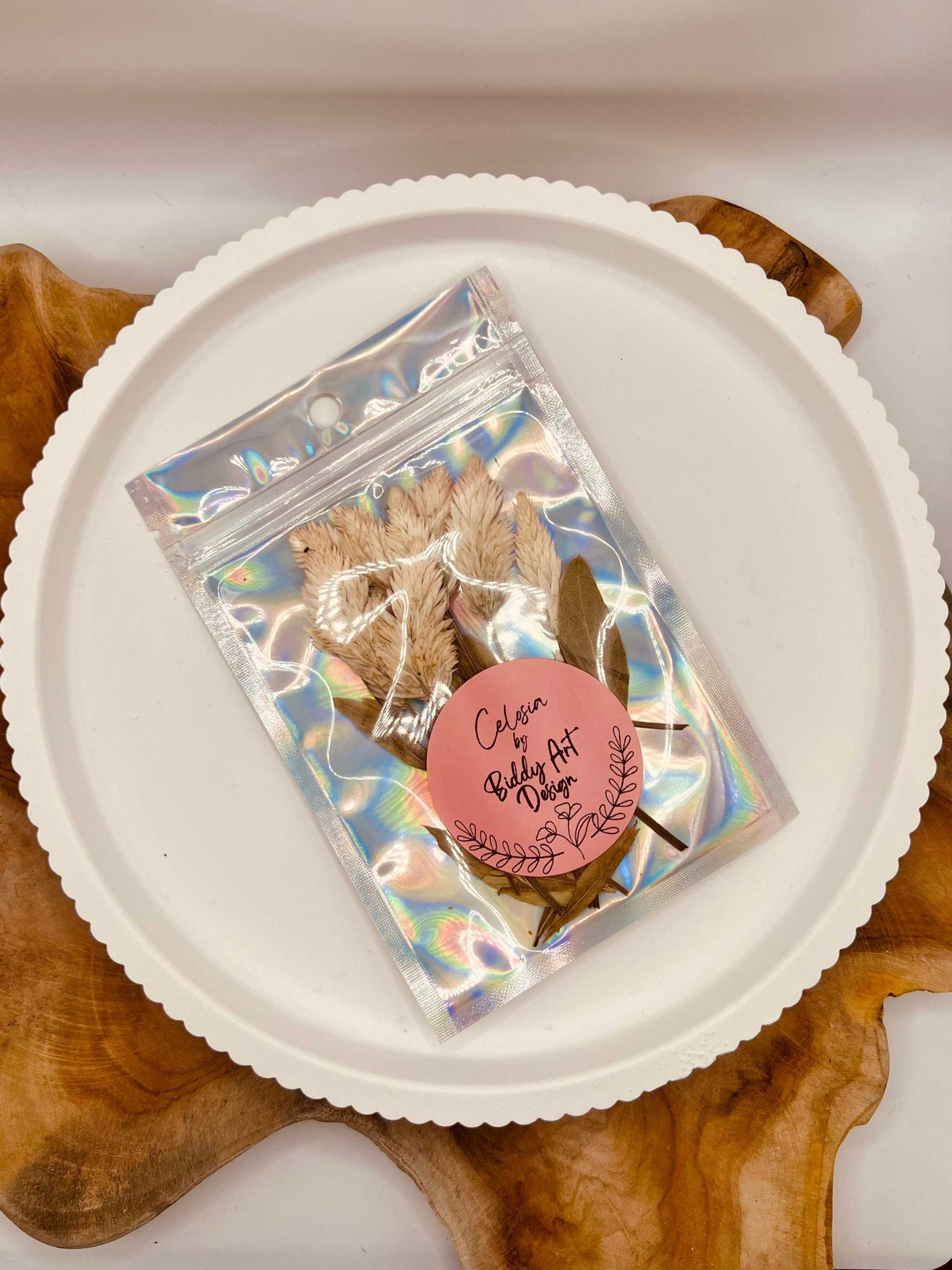 Handgetrocknete, naturbelassene Blumen und Blüten, ideal für Resin Art, Bastelprojekte oder Dekoration. Lebendige Farben für kreative Anwendungen in Kunst und Design. Sorgfältig getrocknete Blüten in strahlenden Farben.