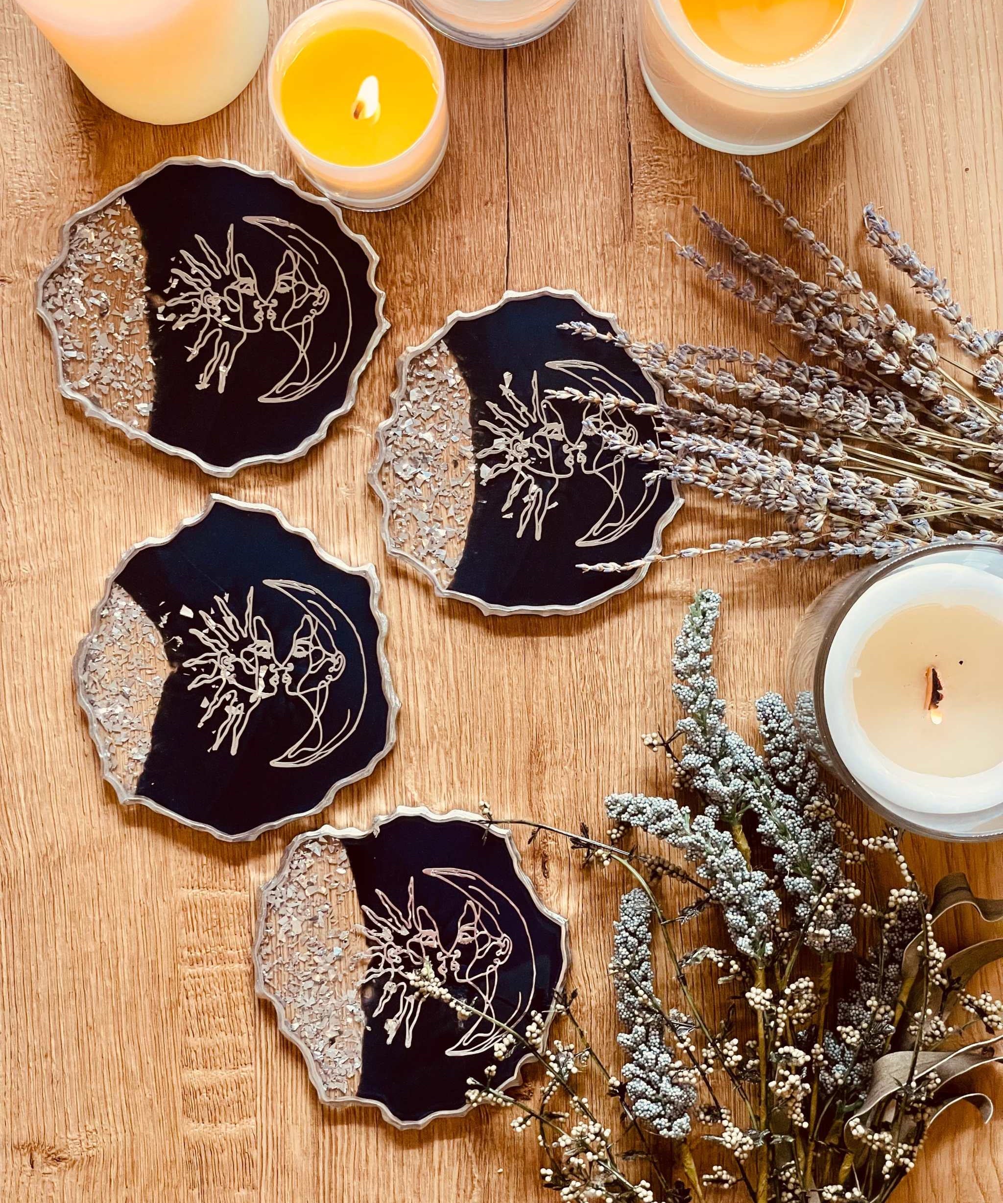 4 handgemachte dunkelblaue Resin Untersetzer mit silberner LineArt als dekoratives 4-teiliges Set auf Holztisch