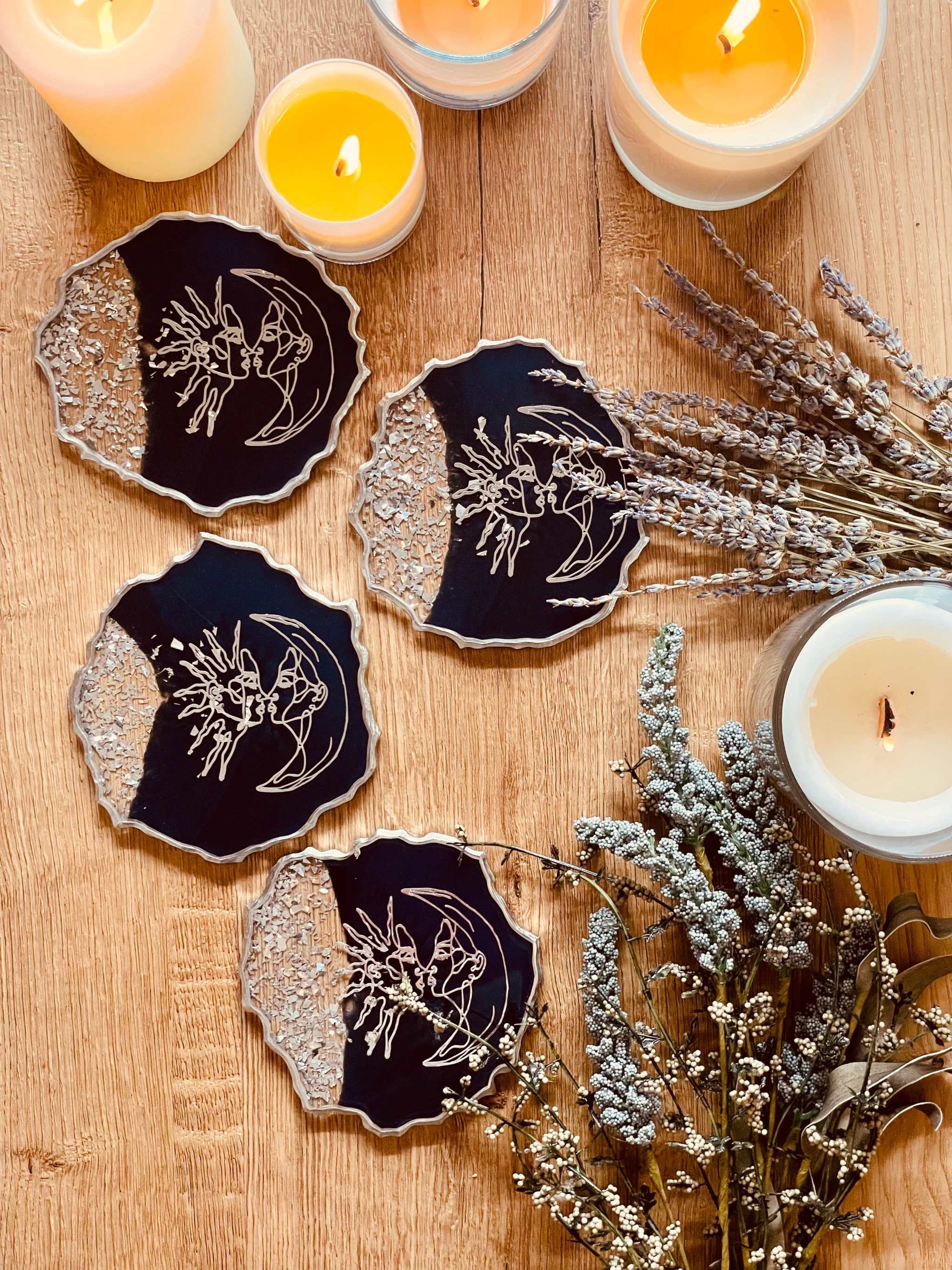4 handgemachte dunkelblaue Resin Untersetzer mit silberner LineArt als dekoratives 4-teiliges Set auf Holztisch