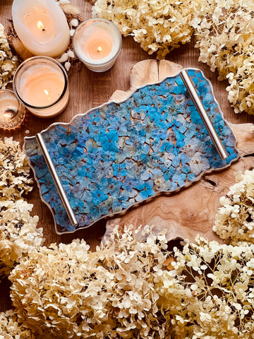 Tablett aus Resin mit blauen Hortensien und silbernen Details