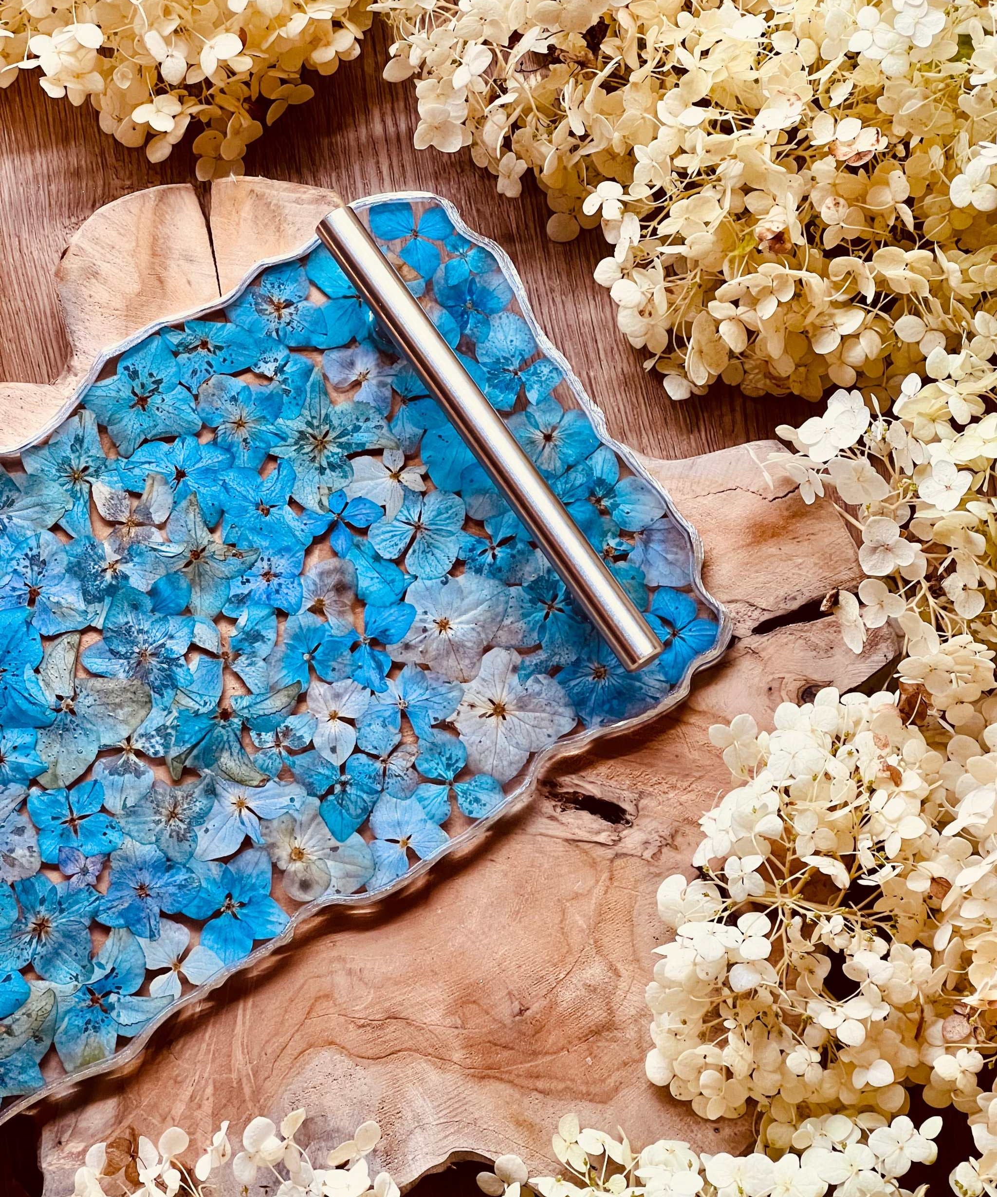 Handgemachtes Tablett aus Resin mit blauen Hortensien und silbernem Griff, dekoratives Unikat ca. 30x17cm