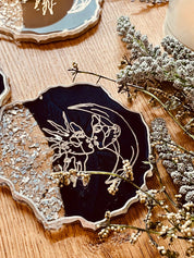 4 Untersetzer aus Resin in Dunkelblau mit Silber und LineArt als handgemachtes, einzigartiges 4-teiliges Set, Durchmesser ca. 12 cm