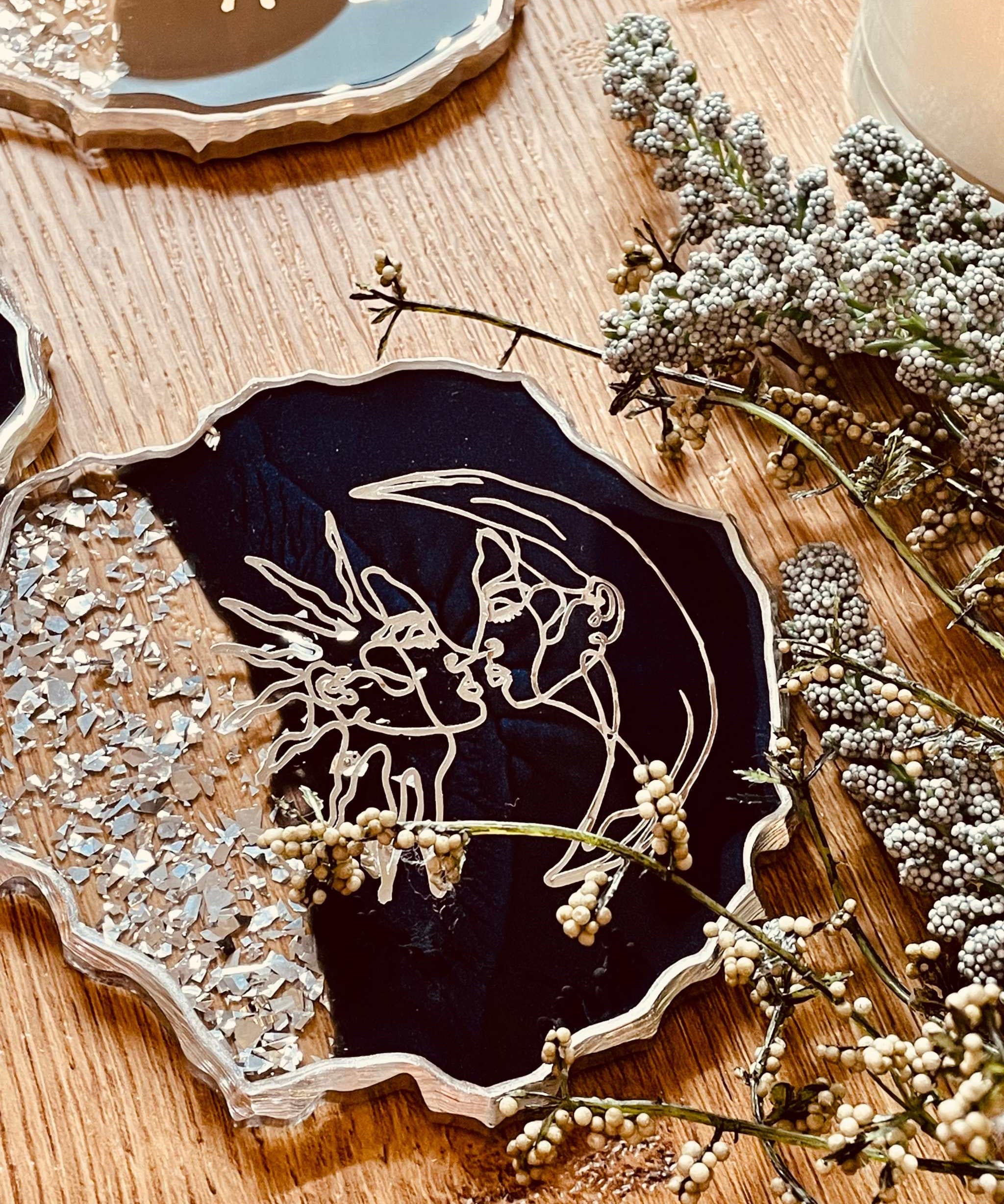 4 Untersetzer aus Resin in Dunkelblau mit Silber und LineArt als handgemachtes, einzigartiges 4-teiliges Set, Durchmesser ca. 12 cm