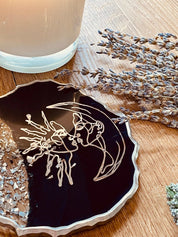 4 handgemachte Untersetzer aus dunkelblauem Resin mit silberner LineArt, Durchmesser ca. 12 cm