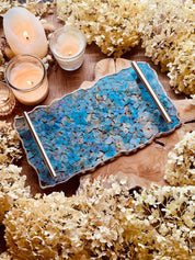 handgemachtes Tablett aus Resin mit blauen Hortensien und silbernen Griffen auf Holztisch mit Kerzen und Blumendekoration