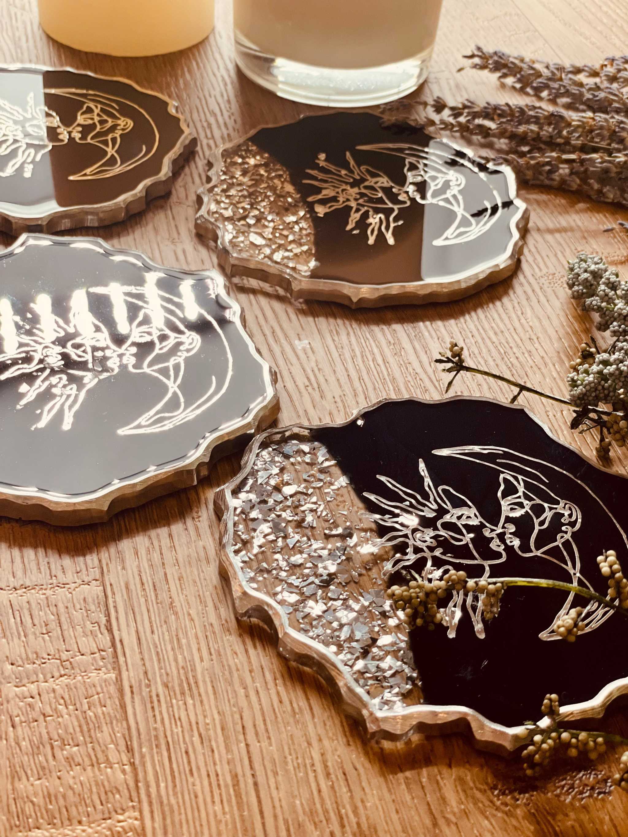 4 handgemachte Untersetzer aus Resin in dunkelblau mit silberner LineArt und unregelmäßigen Rändern, 12cm Durchmesser, dekorativ auf Holztisch