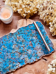 Handgemachtes Tablett aus Resin mit blauen Hortensien und silbernem Griff als dekoratives Unikat