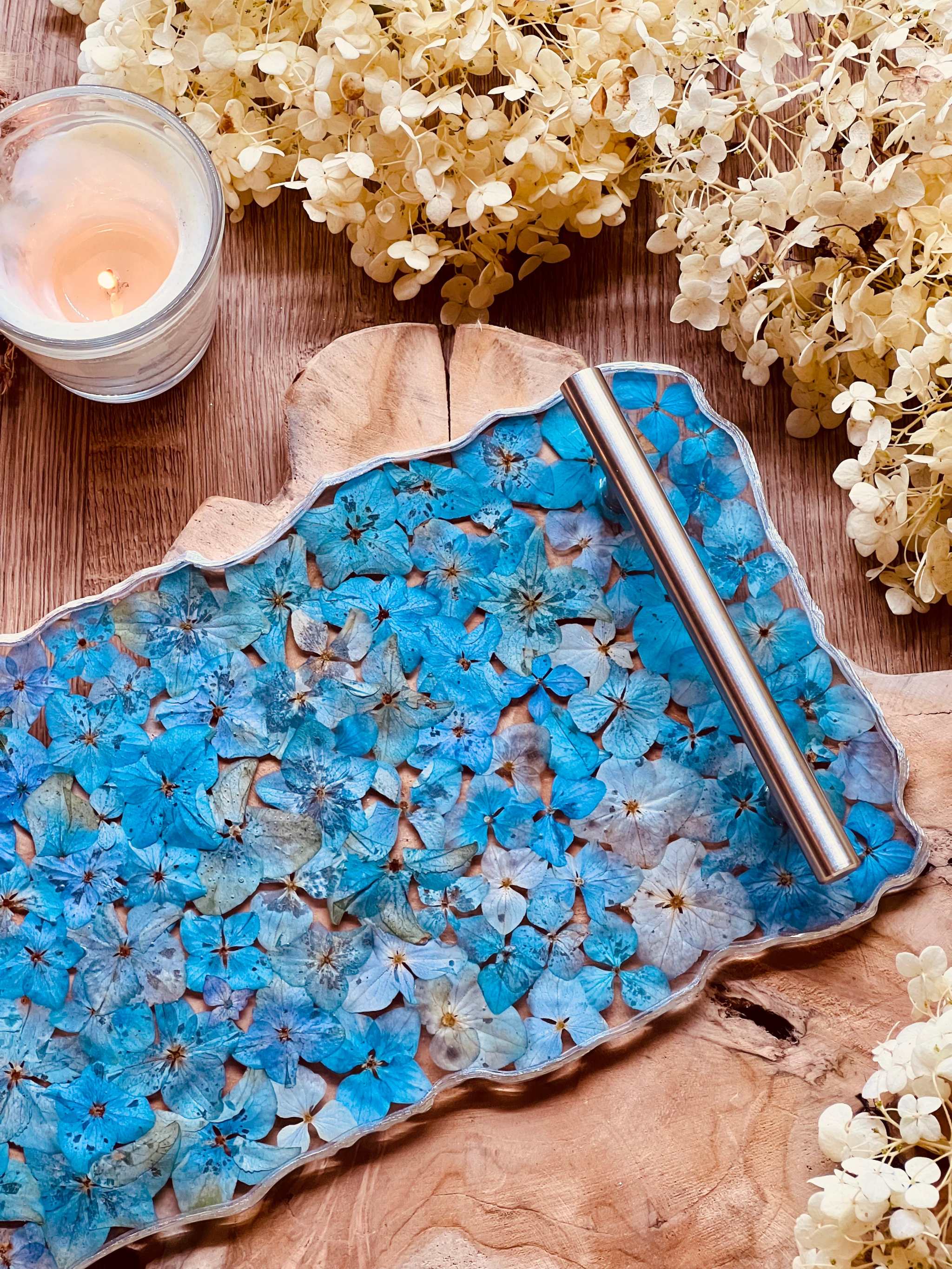 Handgemachtes Tablett aus Resin mit blauen Hortensien und silbernem Griff als dekoratives Unikat