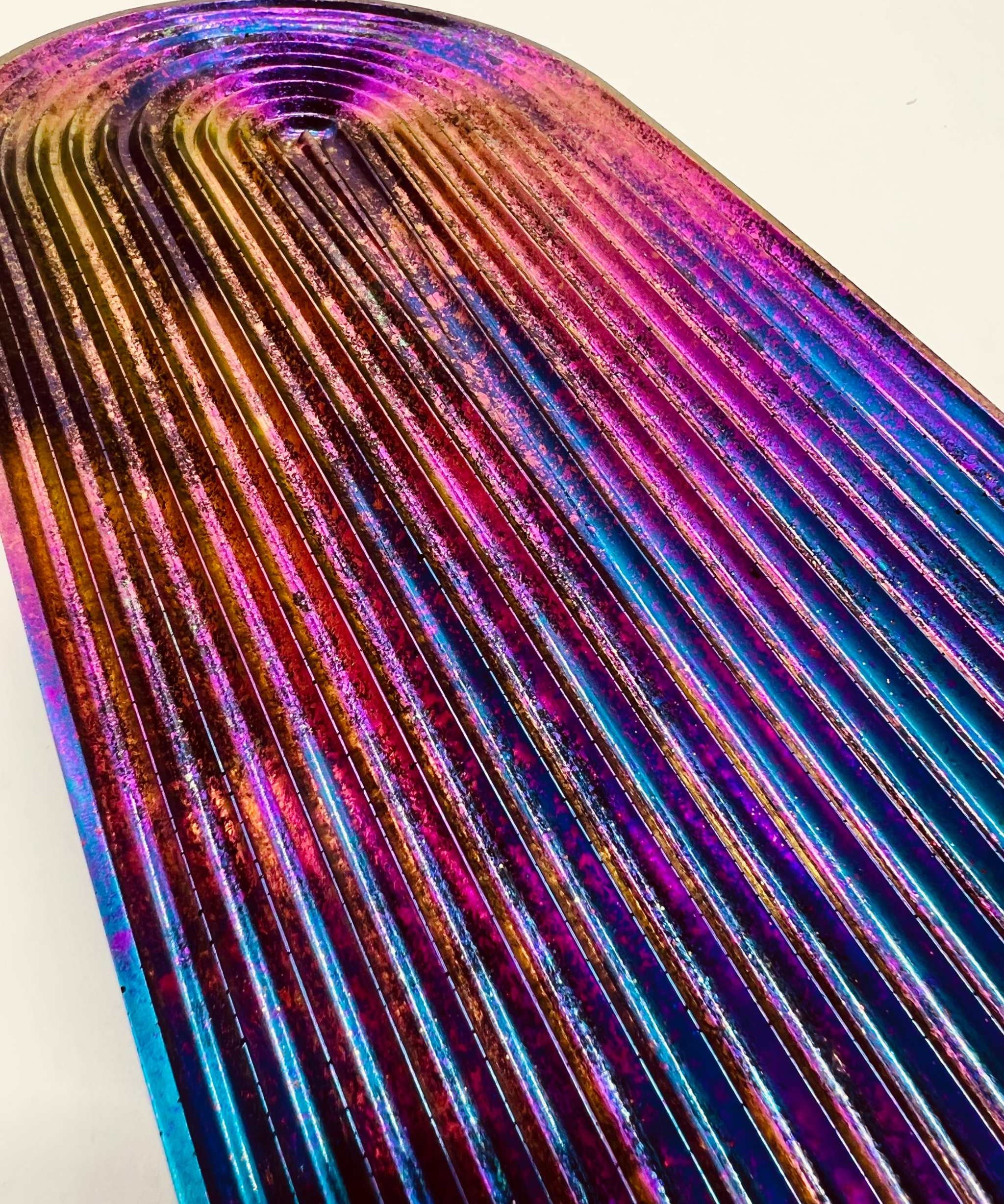 Handgemachtes Rainbow Tablett aus Resin mit Chameleon Farben und Regenbogen Design, ca. 32x15cm