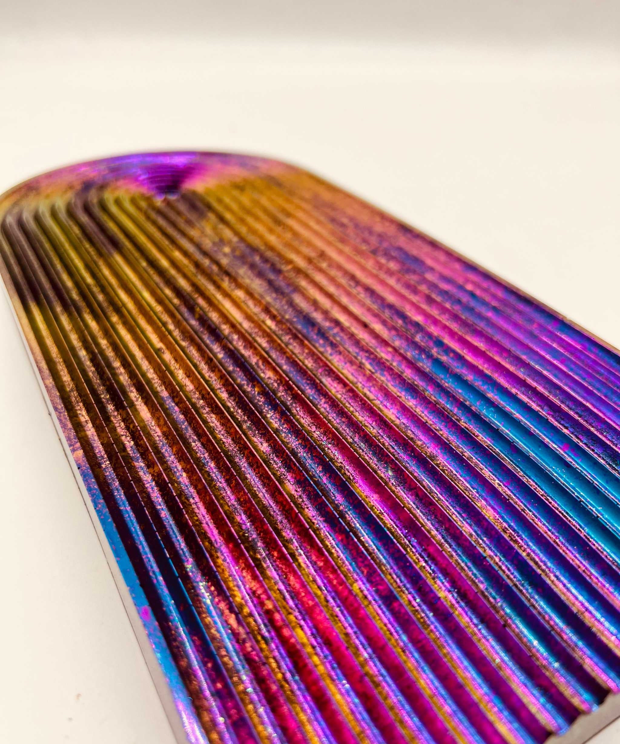 Handgemachtes Rainbow Tablett aus Resin mit Regenbogen und Chameleon Farben, ca. 32x15 cm groß.