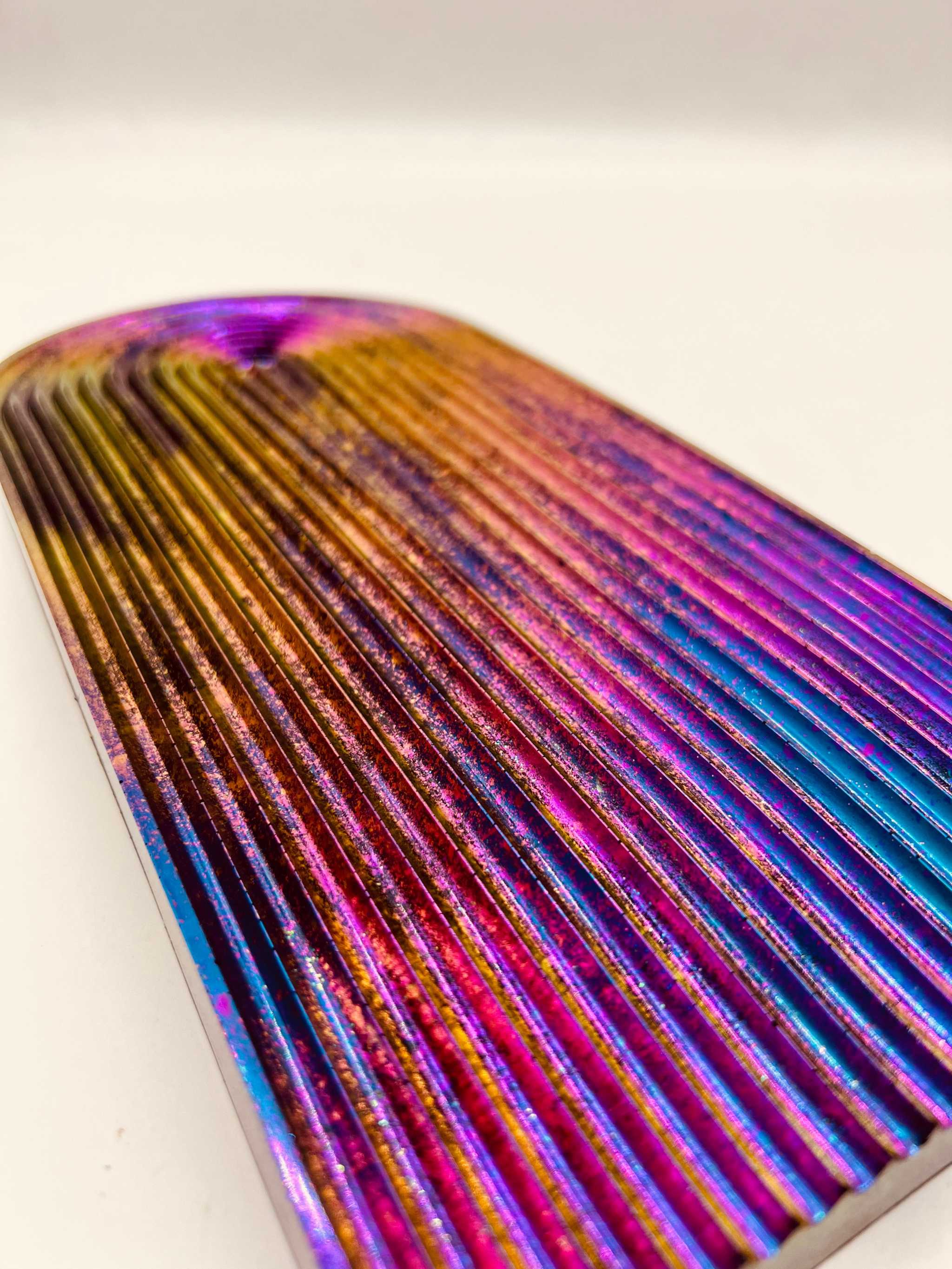 Handgemachtes Rainbow Tablett aus Resin mit Regenbogen und Chameleon Farben, ca. 32x15 cm groß.