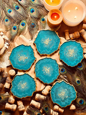 Handgefertigte Untersetzer aus Resin in Blau mit goldener Umrandung als individuelles Wohnaccessoire