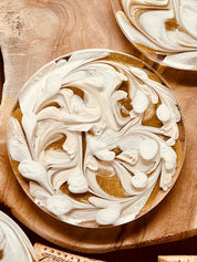 künstlerische Untersetzer aus weiss-goldenem Resin handgemacht rund 10cm Durchmesser im 4er Set
