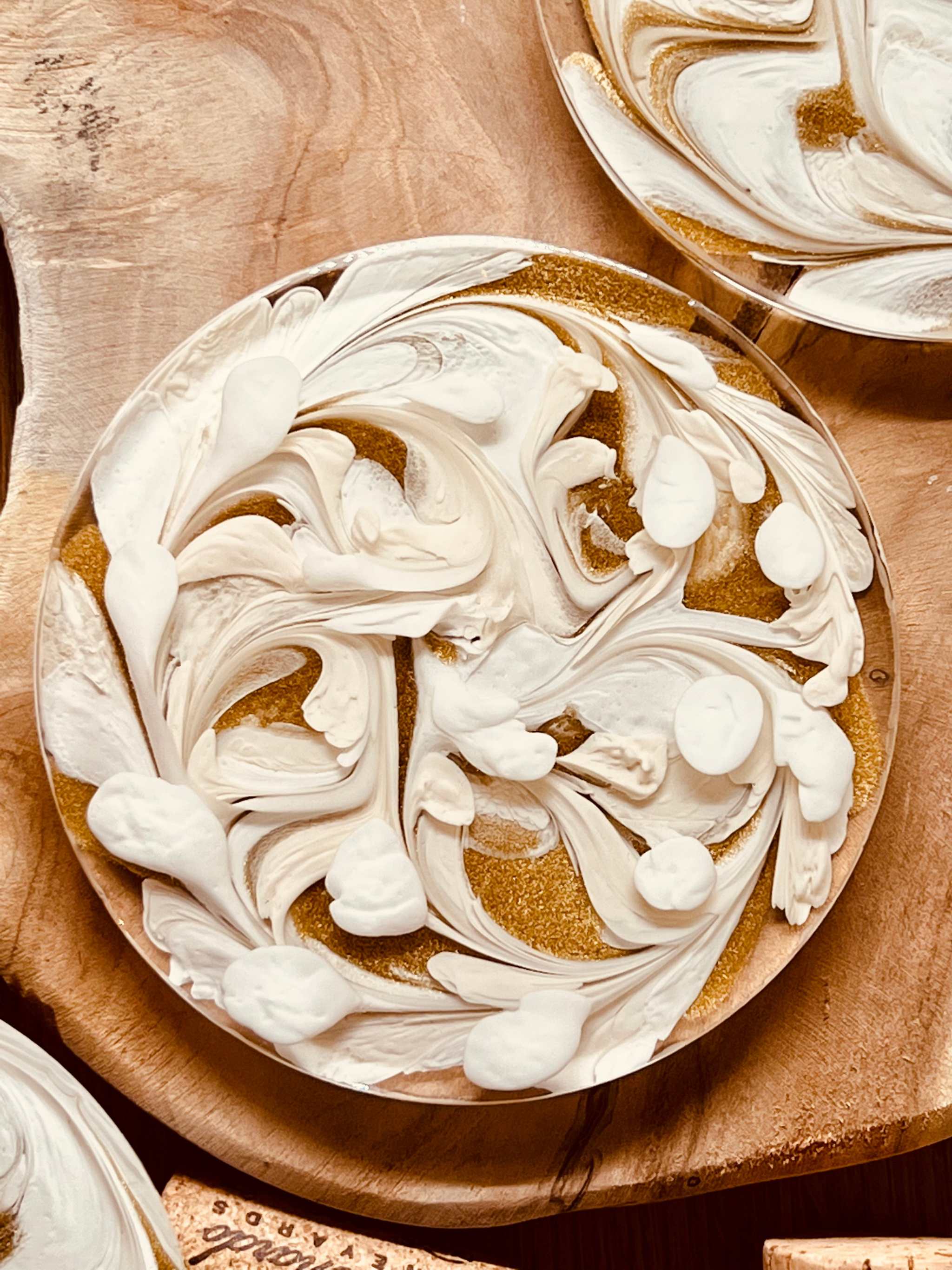 künstlerische Untersetzer aus weiss-goldenem Resin handgemacht rund 10cm Durchmesser im 4er Set