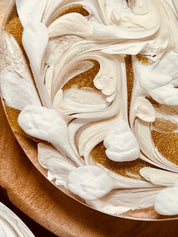 künstlerische Untersetzer aus weißem Resin mit goldenen Details, handgemachtes 4-teiliges Set, Durchmesser ca. 10 cm