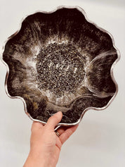 Handgemachte schwarze Resin Schale mit silbernen Details und unregelmäßiger Form als dekoratives Einzelstück
