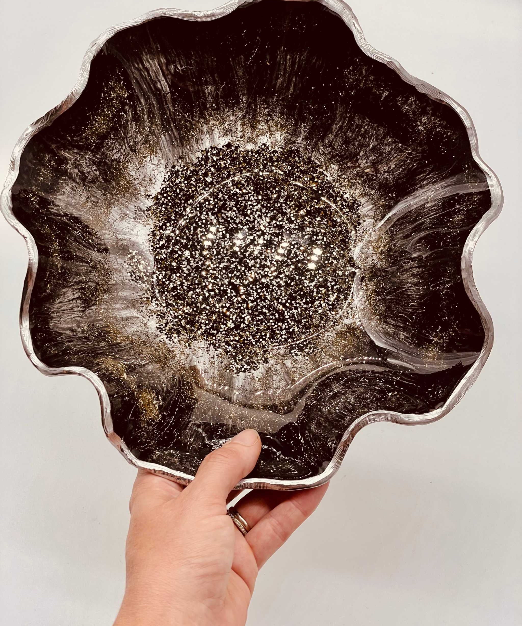 Handgemachte schwarze Resin Schale mit silbernen Details und unregelmäßiger Form als dekoratives Einzelstück