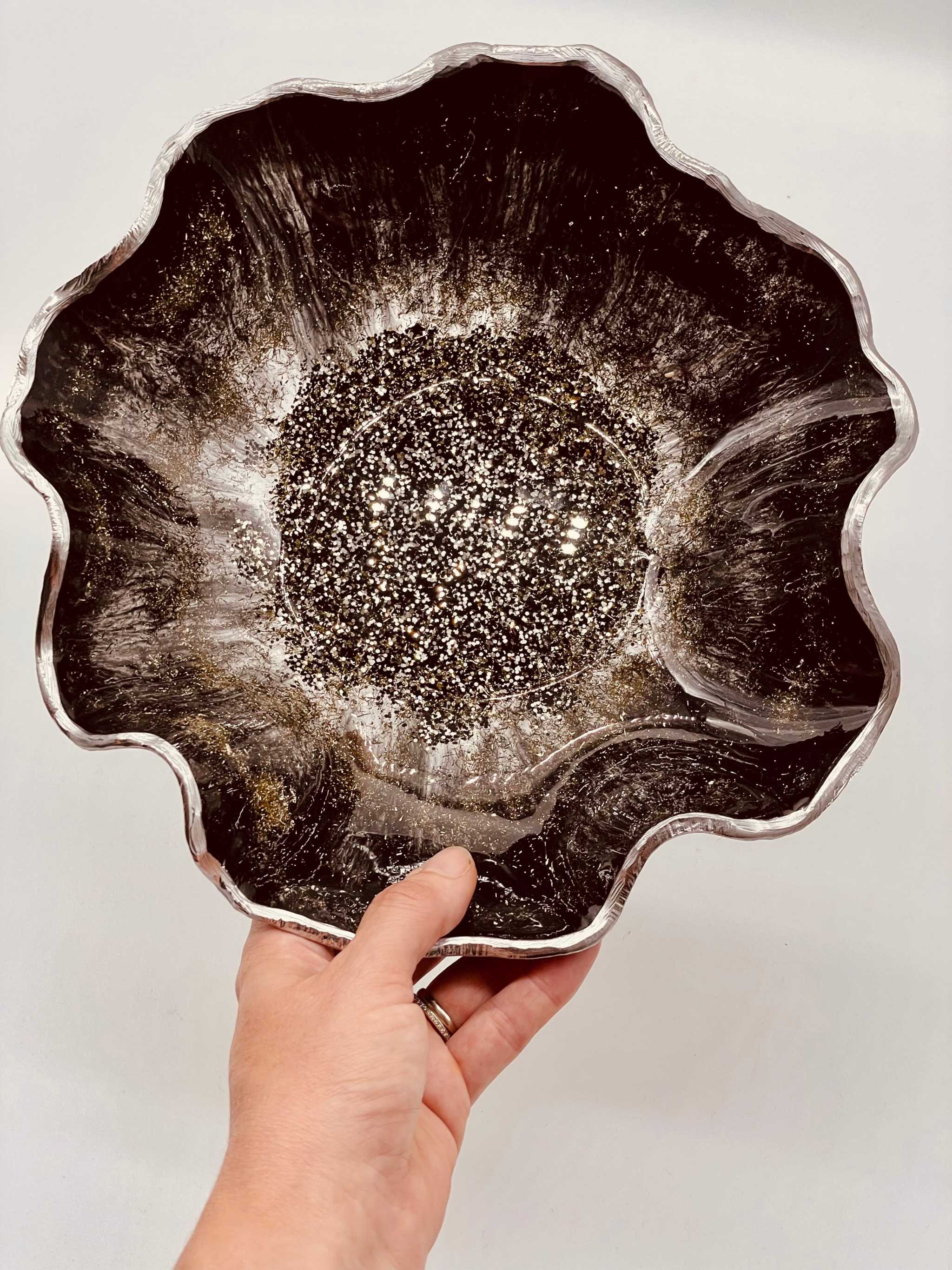Handgemachte schwarze Resin Schale mit silbernen Details und unregelmäßiger Form als dekoratives Einzelstück