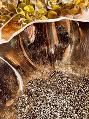 Handgemachte schwarze Schale aus Resin mit silbernen Details und unregelmäßigem Rand, Durchmesser 25-28 cm