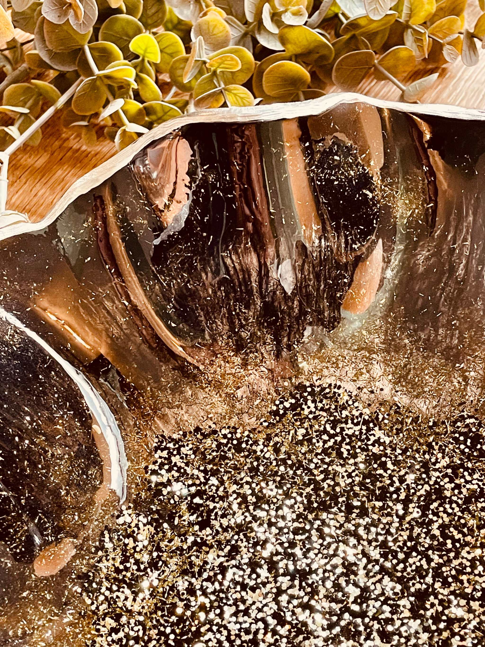 Handgemachte schwarze Schale aus Resin mit silbernen Details und unregelmäßigem Rand, Durchmesser 25-28 cm