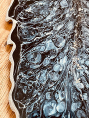 Handgemachtes Feder Tablett aus schwarzem Resin mit silbernen Details und wellenförmigem Rand, ca. 35x17cm groß