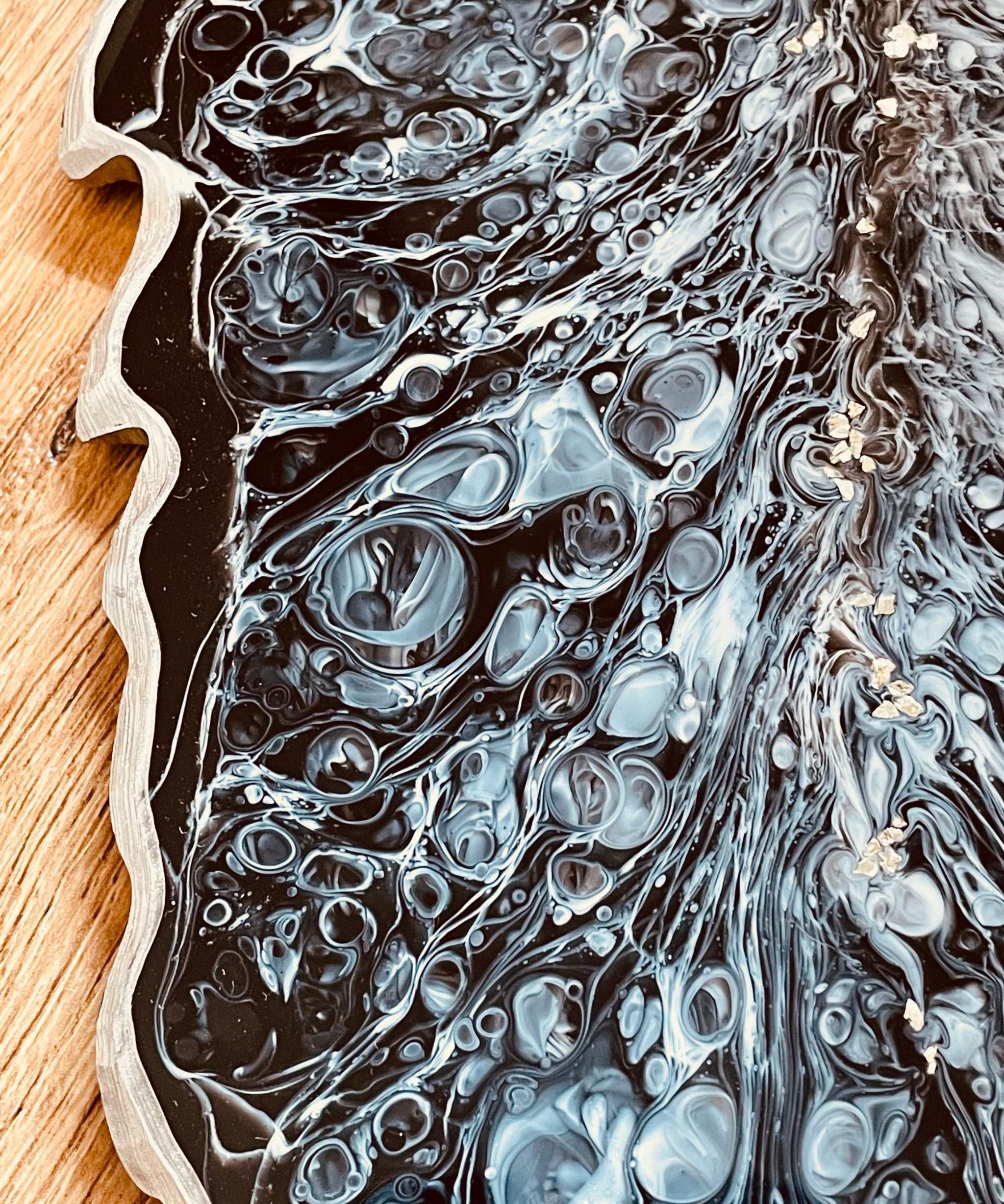 Handgemachtes Feder Tablett aus schwarzem Resin mit silbernen Details und wellenförmigem Rand, ca. 35x17cm groß
