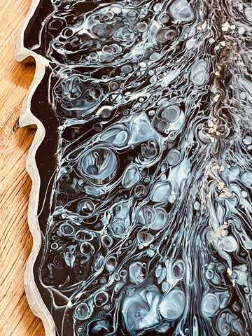 Feder Tablett aus Resin in Schwarz und silbernen Details