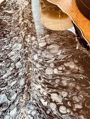 schwarzes handgemachtes Feder Tablett aus Resin mit silbernen Details und wellenförmigem Rand