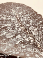 schwarzes Feder Tablett aus handgemachtem Resin mit silbernen Details und einzigartigem Design