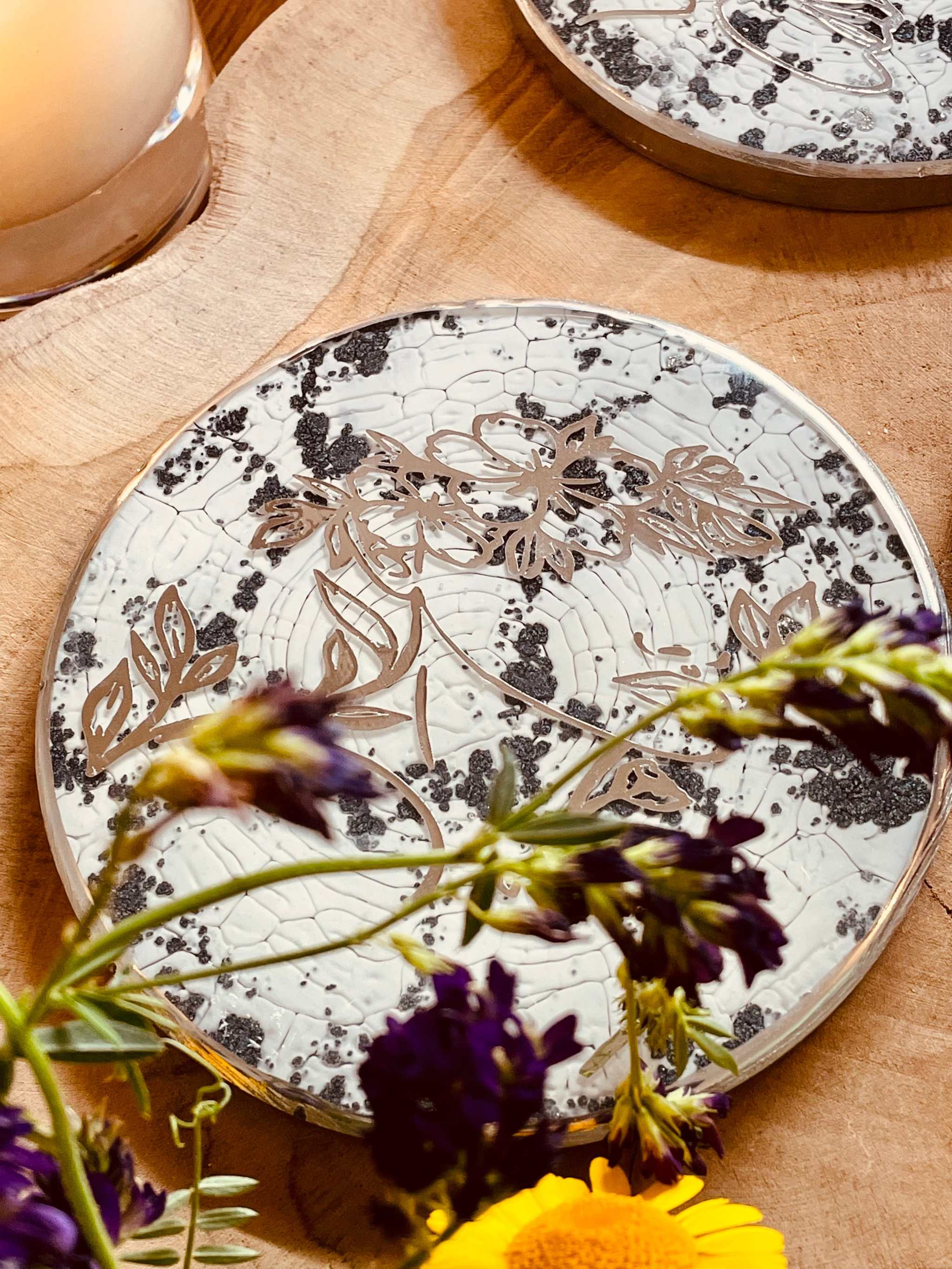 3 Untersetzer aus Resin in Schwarz Weiß Silber mit LineArt, handgemacht, Durchmesser 10 cm, einzigartiges Design, dekorative Tischuntersetzer