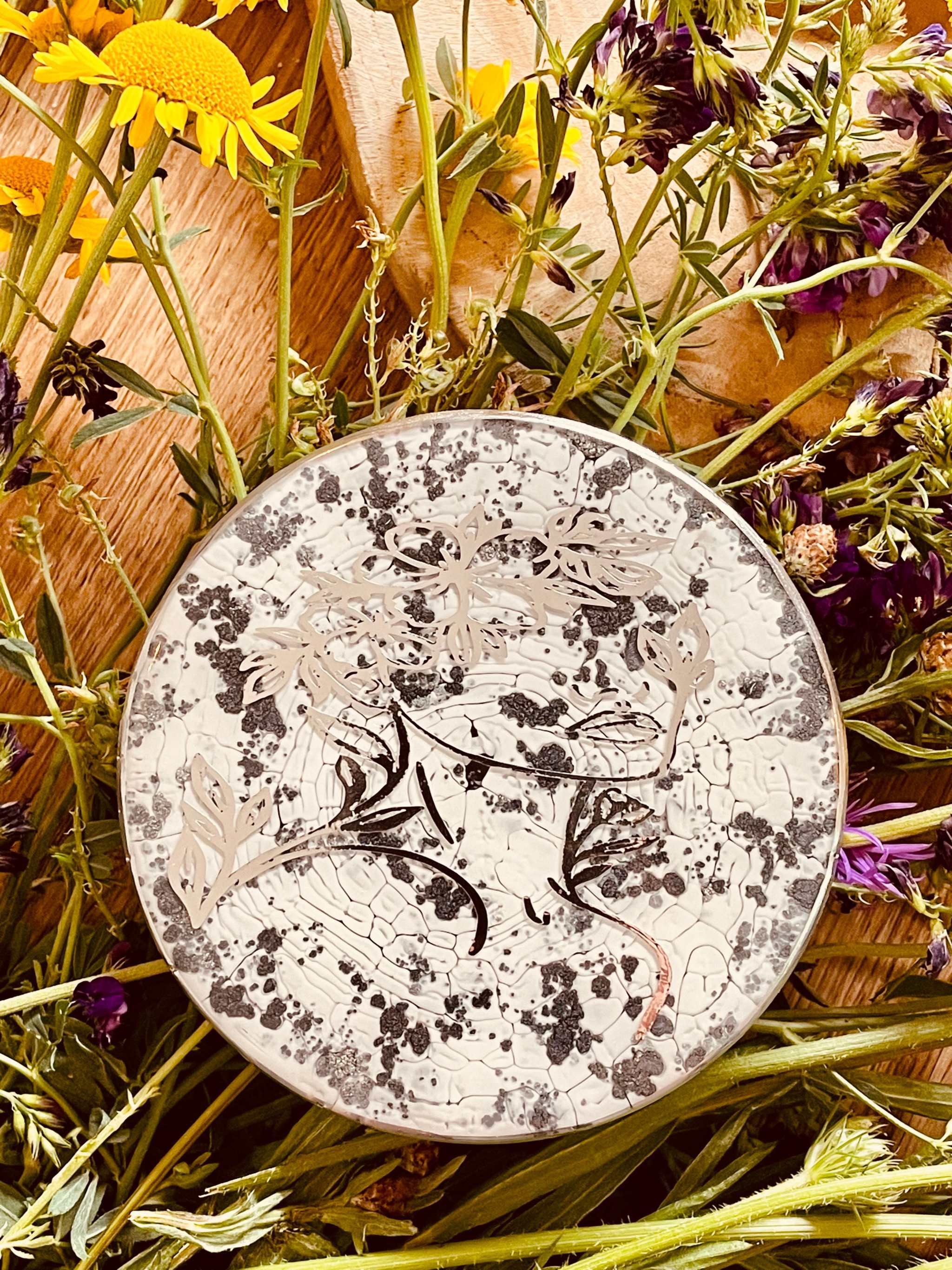 3 Untersetzer aus Resin in Schwarz - Weiss - Silber mit LineArt