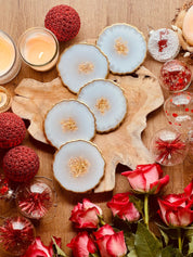 5 handgemachte Untersetzer aus weißem Resin mit goldenen Details auf Holzplatte dekorativ arrangiert